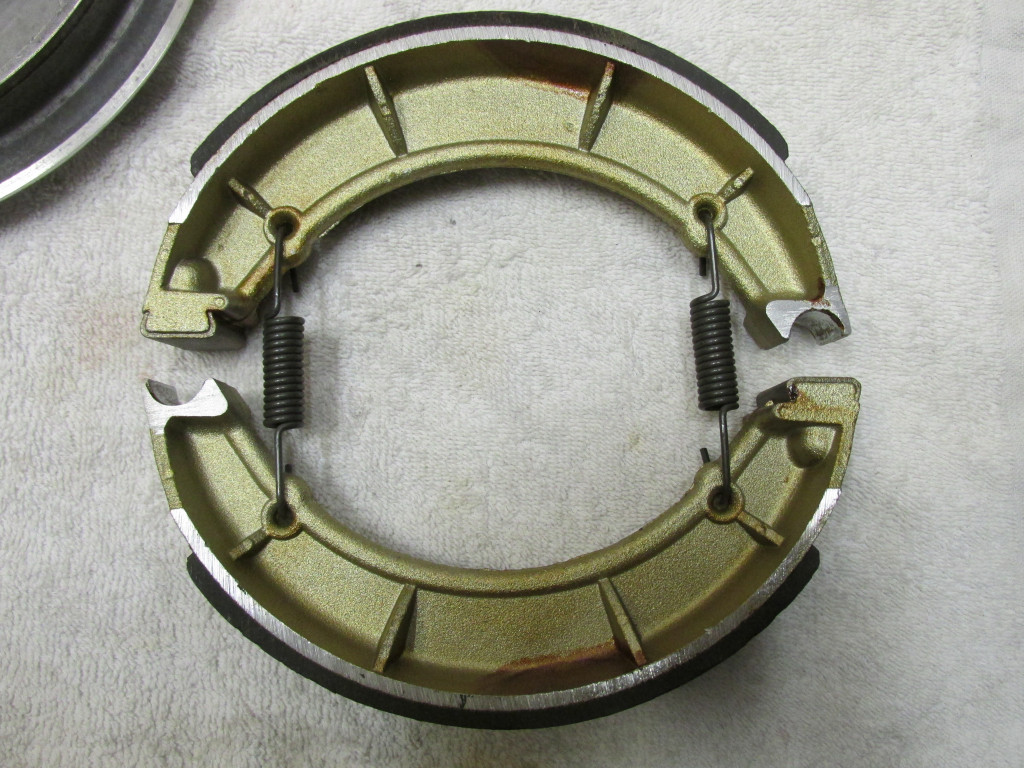 The brake shoes are assembled in this orientation: A fixed pivot facing a rotating pivot on each end.
