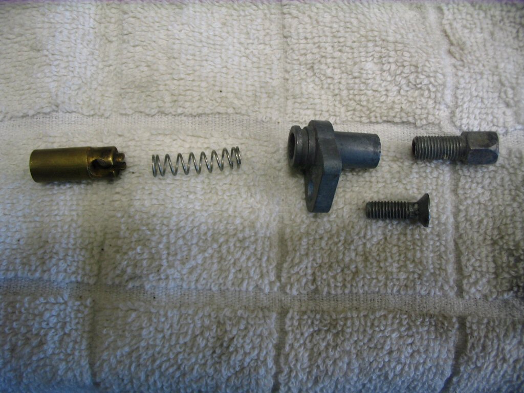 Here is the choke (enricher) assembly.