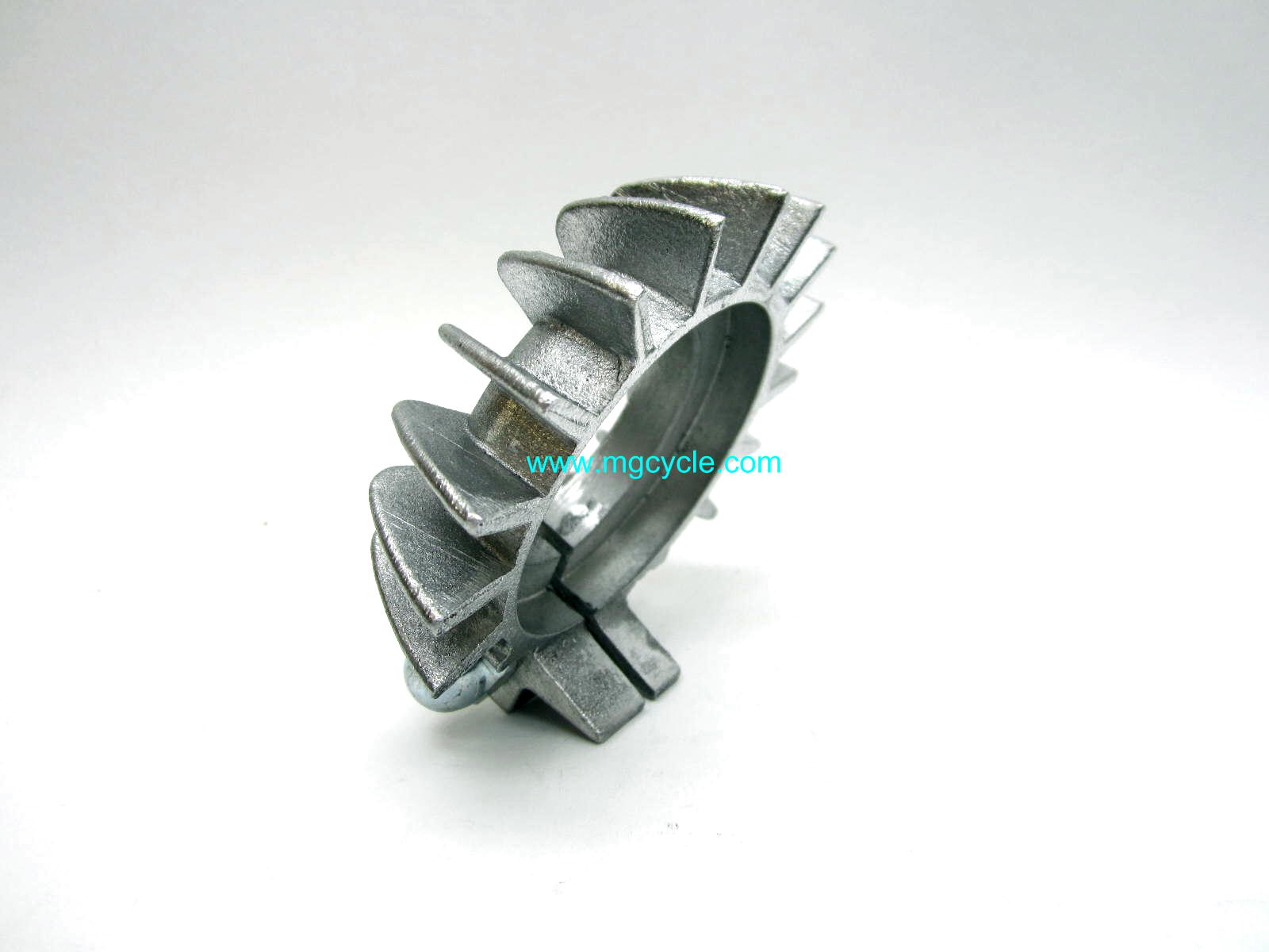 Header pipe nut clamp with cooling fins