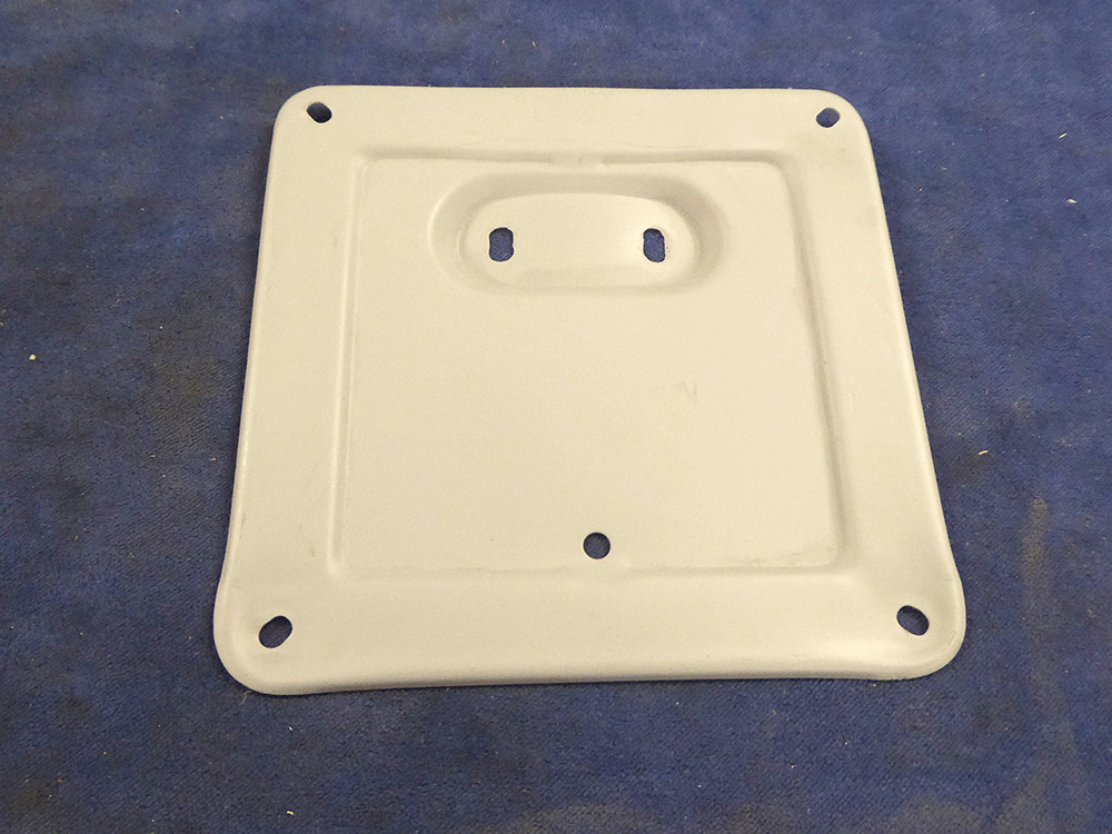 Separate mounting plate for mounting the license plate.
