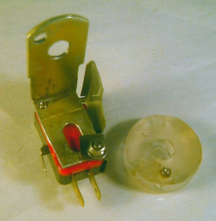 The underside of the bracket, showing microswitch mounting and the flag. An alternative front brake light switch for drum brake Moto Guzzi V700, V7 Special, Ambassador, 850 GT, 850 GT California, Eldorado, and 850 California Police motorcycles.
