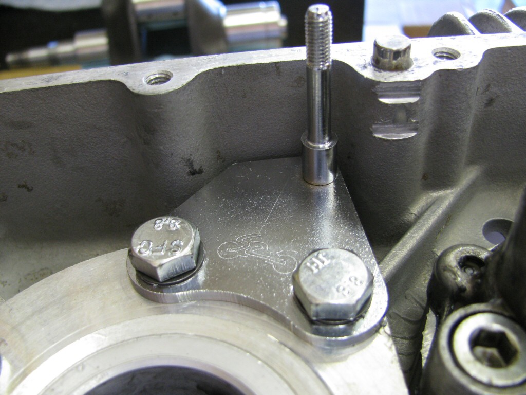 I fit the base plate for the bow-type timing chain tensioner. This one clearly manufactured by Stucchi Luigi.