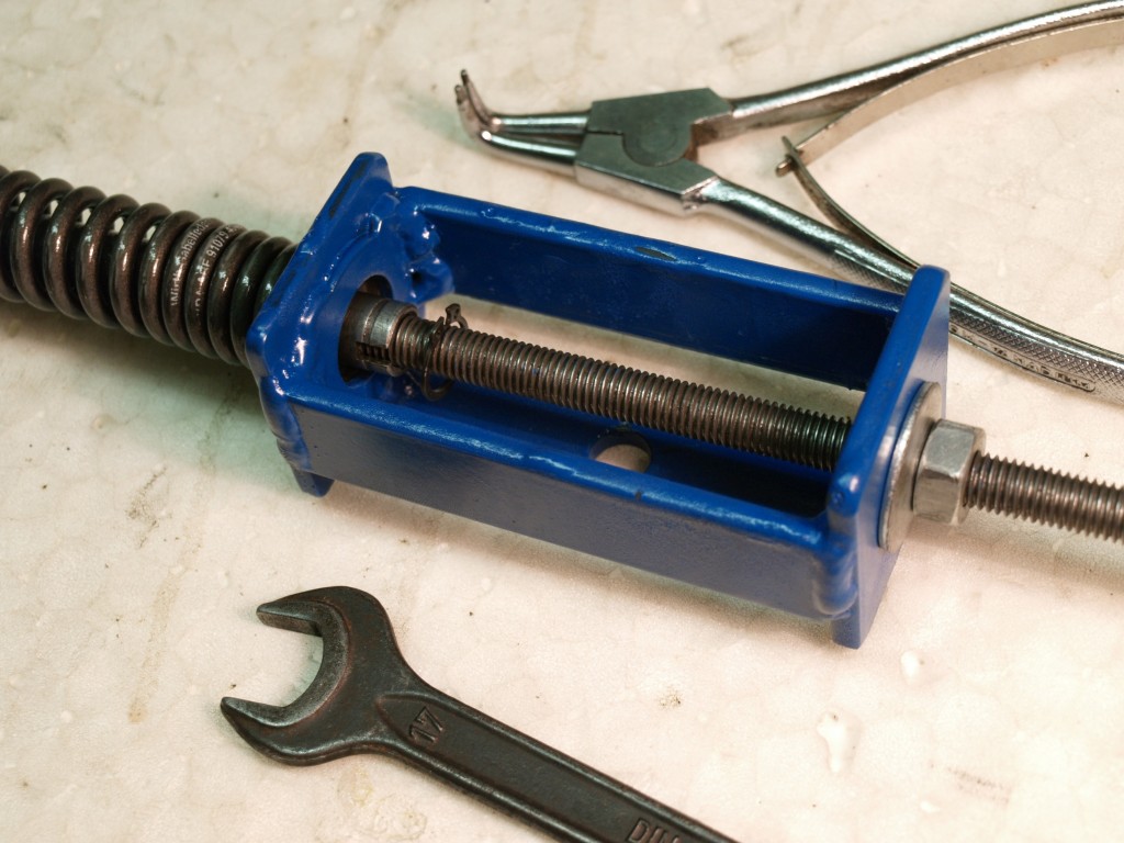 Tool for tensioning the disc brake spring.