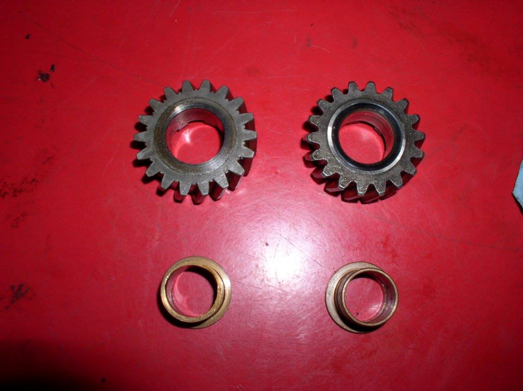 Late gear and bushing on left, early on right. Guzzi apparently revised the bushing and gear to correct the problem of the 4th gear bushing fracturing at the flange.