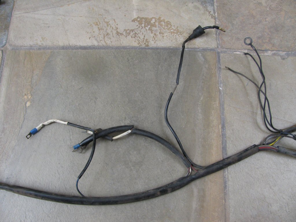 Main harness for police models equipped with a Magneti Marelli charging system.