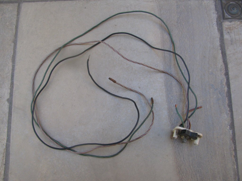 Sub-harness connecting the left handlebar switch (lights/horn) to the fuse block and distribution panel.