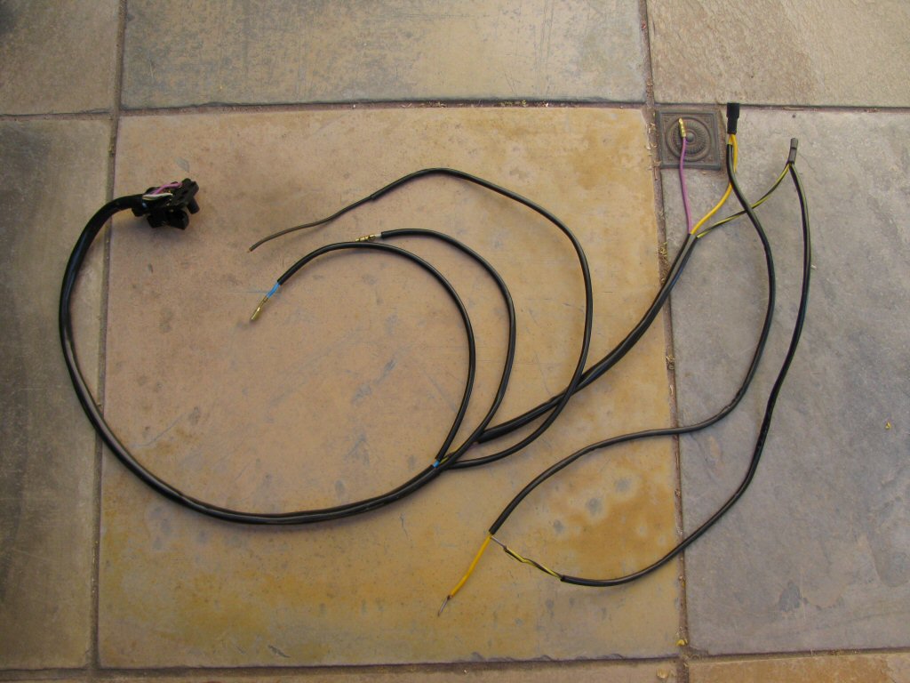 Sub-harness connecting the right handlebar switch (turn signals) to the fuse panel and the 3 connection female spade connector.