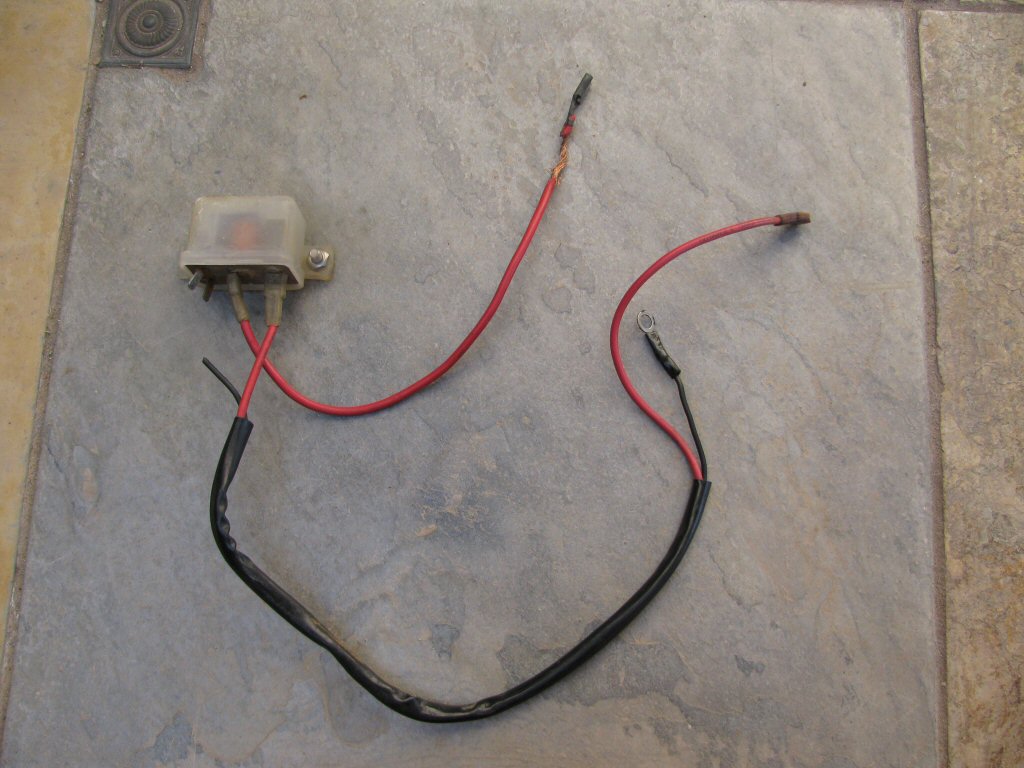 Sub-harness connected to the starter relay (Bosch starter and charging system).